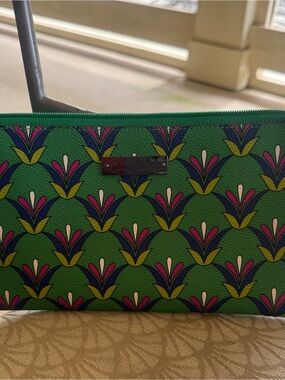 Vera Bradley Green Geometric Floral Wristlet /Travel Cosmetic Bag 💚